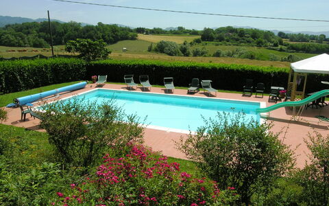 Villa i Cedri: Piscine, Propriété, Loisir, Vacances, Recours, Été, Ciel, Immobilier, Maison, Herbe