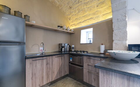 Trulli Itaka: Propriété, Pièce, Comptoir, Cuisine, Bâtiment, Design Intérieur, Meubles, Jaune, Sol, Cabinetry