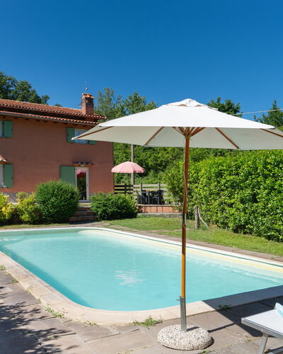 Villa Il Nido: L'Eau, Plante, Ciel, Propriété, Bâtiment, Bleu Azur, Ombre, Piscine, Arbre, Lot Terre