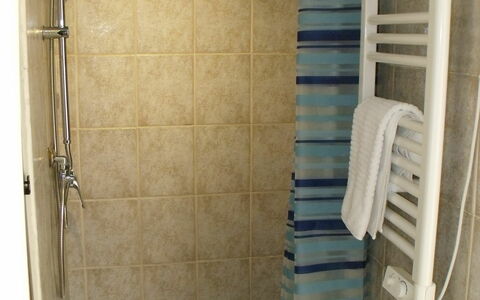 Studio Moremi': Propriété, Salle De Bains, Luminaire Plomberie, Douche, Tete De Douche, Bâtiment, Design Intérieur, Sol