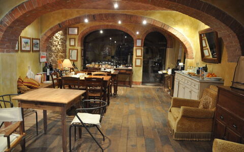 Agriturismo Il Molinello: Propriété, Restaurant, Bâtiment, Pièce, Cambre, Design Intérieur, Architecture, Voûte, Meubles, Plafond