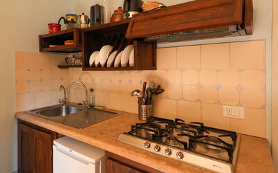 Pomo: Marron, Cabinetry, Evier, Comptoir, Robinet, Propriété, Meubles, Luminaire Plomberie, Évier, Cuisine