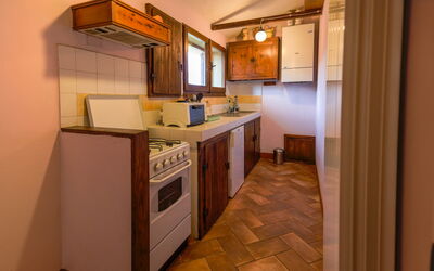 Pini: Cabinetry, Comptoir, Meubles, Appareil De Cuisine, Bâtiment, Cuisine, Bois, Cuisinière, Électroménager, Design Intérieur
