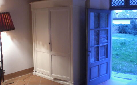 La chambre donne directement sur le jardin de la villa