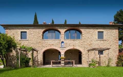 Villa Leopoldina: Ciel, Plante, Fenêtre, Arbre, Bâtiment, Herbe, Chalet, Façade, Zone Résidentielle, Immobilier