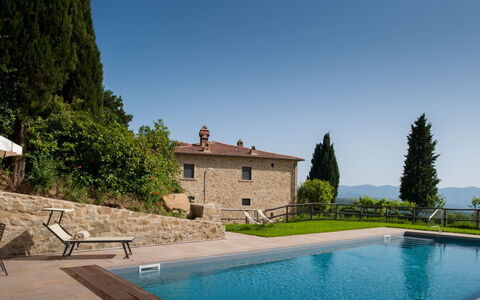 Villa Leopoldina: L'Eau, Ciel, Plante, Bâtiment, Propriété, Arbre, Bleu Azur, Bleu, Piscine, Fenêtre