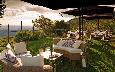Villa Mandorlo: Plante, Meubles, Propriété, Table, Confort, Ombre, Chaise, Mobilier De Jardin, Éclairage, Nuage