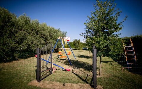 Case Sant'anna 14: La Nature, Arbre, Espace Public, Ciel, Terrain De Jeux, Suppression Des Plantes Ligneuses, Herbe, Plante, Des Loisirs, Équipement Extérieur Play
