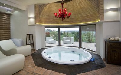 Poggio Di Montedoro: Baignoire, Pièce, Propriété, Design Intérieur, Salle De Bains, Jacuzzi, Bâtiment, Maison, Domicile, Piscine