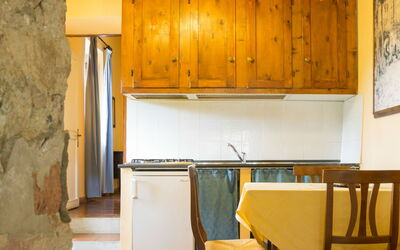 Loggia 4: Pièce, Jaune, Cuisine, Meubles, Propriété, Comptoir, Cabinetry, Design Intérieur, Maison, Bâtiment