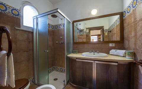 Villa Deli, In Positano, Sea View, Ac: Robinet, Luminaire Plomberie, Évier, Propriété, Miroir, Lavabo, Bleu, Salle De Bains, Violet