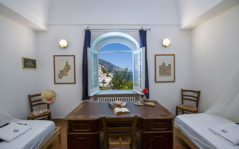 Villa Deli, In Positano, Sea View, Ac: Meubles, Propriété, Cabinetry, Blanc, Table, Cadre, Bâtiment, Bois, Plante D'Appartement, Design Intérieur