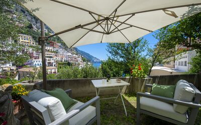 Villa Deli, In Positano, Sea View, Ac: Plante, Meubles, Propriété, Table, Communauté Des Plantes, Pot De Fleur, Bâtiment, Ombre, Mobilier De Jardin, Ciel