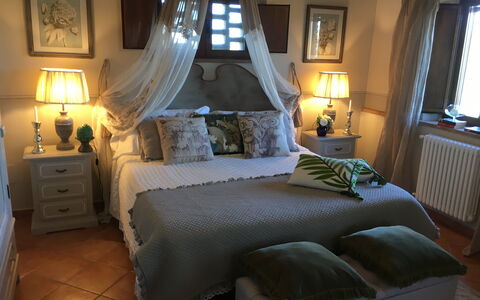 Villa Barbara: Lit, Éclairage, Pièce, Design Intérieur, Bois, Sol, Vert, Literie, Propriété, Chambre