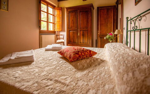 Collina dei Fiori: Mur, Design Intérieur, Chambre, Meubles, Bois, Lit, Drap De Lit, Sol, Sol, Literie