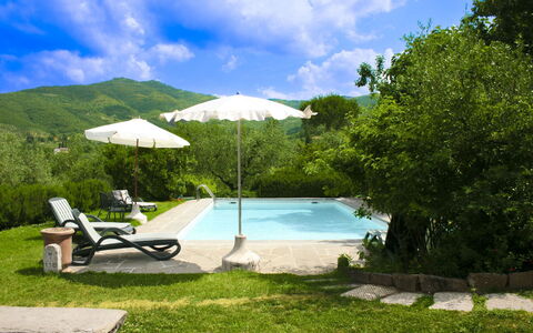 Collina dei Fiori: Piscine, Colline, Mobilier De Jardin, Chaîne De Montagnes, Loisir, Eco Hôtel, Parapluie, Recours, Jardin, Ombre