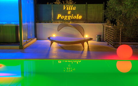 Villa Il Poggiolo Apartments - Diano Marina: Lumière, Éclairage, Bleu Majorelle, Nuit, Ciel, Loisir, Table, Meubles