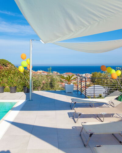Villa Il Poggiolo Apartments - Diano Marina: Propriété, Ciel, Vacances, Immobilier, Maison, Architecture, Bâtiment, Piscine, Conception, Ombre