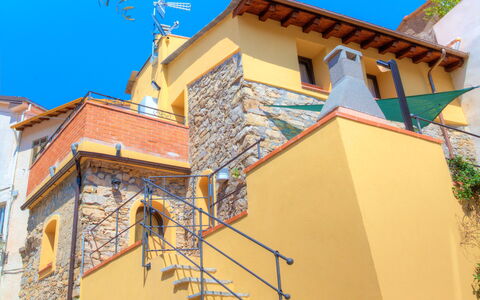 House of Stone - Deglio Faraldi: Bleu, Propriété, Maison, Architecture, Bâtiment, Quartier, Jaune, Mur, Immobilier, Zone Résidentielle