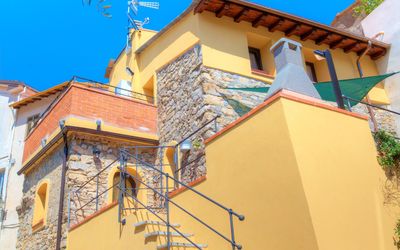 House of Stone - Deglio Faraldi: Bleu, Propriété, Maison, Architecture, Bâtiment, Quartier, Jaune, Mur, Immobilier, Zone Résidentielle