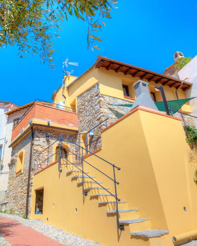 House of Stone - Deglio Faraldi: Bleu, Propriété, Maison, Architecture, Bâtiment, Quartier, Jaune, Mur, Immobilier, Zone Résidentielle