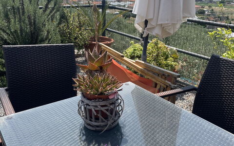 Casa Ilaria - Diano Marina: Meubles, Chaise, Mobilier De Jardin, Table, Tableau De Plein Air, Ombre, Restaurant, Table Cuisine Et Salle A Manger, Table Basse, Balcon