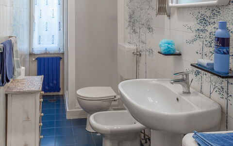 Casa Mary - Levanto: Luminaire Plomberie, Salle De Bains, Sol, Lavabo, Design Intérieur, Évier, Sol, Siège De Toilette, Robinet, Toilette