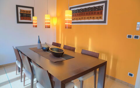 Villa Il Poggiolo - Diano Marina: Pièce, Propriété, Meubles, Salle À Manger, Table, Design Intérieur, Bâtiment, Maison, Jaune, Immobilier