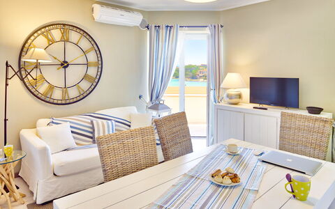 Golfo Aranci Ortensia Apartments: Pièce, Salon, Meubles, Propriété, Design Intérieur, Jaune, Table, Domicile, Mur, Bâtiment