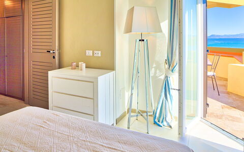 Golfo Aranci Ortensia Apartments: Pièce, Meubles, Propriété, Design Intérieur, Chambre, Sol, Lit, Suite, Jaune, Salle De Bains