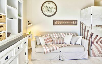 Ortensia Yellow: Meubles, Pièce, Blanc, Propriété, Design Intérieur, Salon, Mur, Canapé, Chambre, Domicile