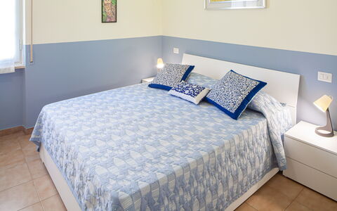 Giulia Apartment - Levanto: Bâtiment, Meubles, Propriété, Confort, Bleu Azur, Fenêtre, Bleu, Bois, Textile, Design Intérieur