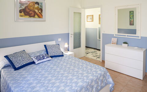 Giulia Apartment - Levanto: Propriété, Meubles, Bâtiment, Miroir, Cadre, Confort, Bleu Azur, Design Intérieur, Cabinetry, Bois
