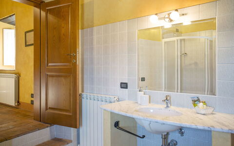 Montefiore: Salle De Bains, Pièce, Propriété, Jaune, Design Intérieur, Armoire De Toilette, Bâtiment, Tuile, Mur, Maison