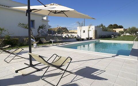 Villa Berbaro: L'Eau, Plante, Ciel, Bâtiment, Bleu Azur, Ombre, Piscine, Mobilier De Jardin, Balancelle, Maison