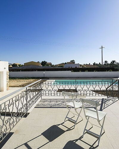 Villa Berbaro: Ciel, Bâtiment, Ombre, Piscine, L'Eau, Design Urbain, Mobilier De Jardin, Zone Résidentielle, Loisir, Façade