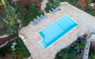 Villa Cristina: L'Eau, Plante, Piscine, Rectangle, Mobilier De Jardin, Lot Terre, Plan D'Eau, Herbe, Design Urbain, Condominium