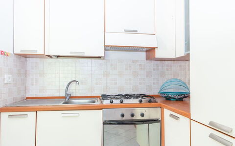 Residence Villa Smeralda: Cuisine, Appareil De Cuisine, Principaux Appliance, Comptoir, Bois, Sol, Design Intérieur, Evier, Cabinetry, Domicile