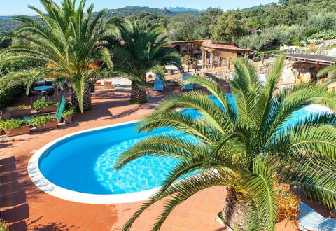 Residence Villa Smeralda: L'Eau, Plante, Propriété, Arbre, Ciel, Bleu Azur, Piscine, Arecales, Végétation, Loisir