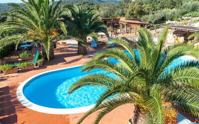 Residence Villa Smeralda: L'Eau, Plante, Propriété, Arbre, Ciel, Bleu Azur, Piscine, Arecales, Végétation, Loisir