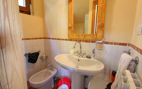 Villa La Collinetta: Miroir, Marron, Robinet, Évier, Luminaire Plomberie, Lavabo, Propriété, Salle De Bains, Violet, Design Intérieur