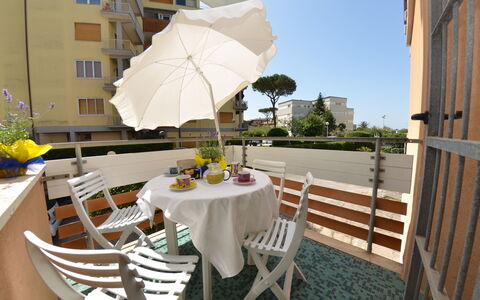 Carnevale: Propriété, Table, Meubles, Balcon, Jaune, Pièce, Restaurant, Appartement, Immobilier, Bâtiment