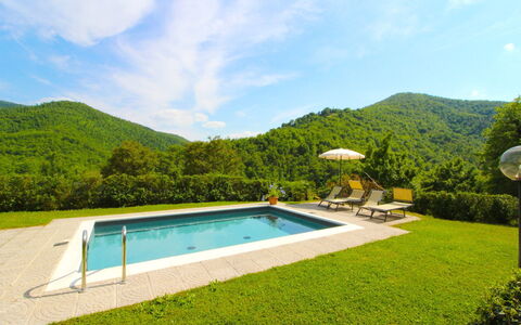 La Casa del Nonno: L'Eau, Ciel, Nuage, Plante, Vert, Piscine, Bleu Azur, Paysage Naturel, Arbre, Bâtiment