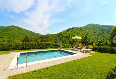 La Casa del Nonno: L'Eau, Ciel, Nuage, Plante, Vert, Piscine, Bleu Azur, Paysage Naturel, Arbre, Bâtiment