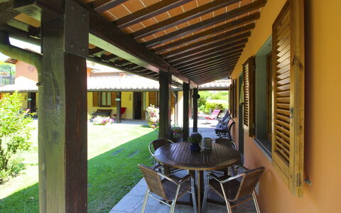 Villa le Balze: Bois, Porche, Meubles, Ombre, Domicile, Porte, Structure En Plein Air, Arrière-Cour, Tache De Bois, Pot De Fleur