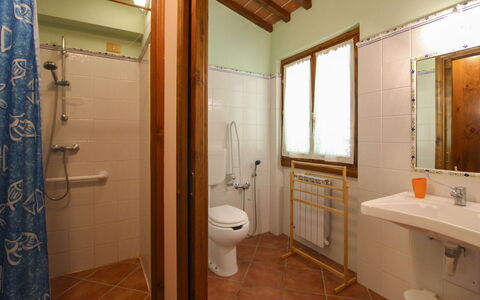 Villa le Balze: Luminaire Plomberie, Sol, Bois, Lavabo, Sol, Évier, Design Intérieur, Salle De Bains, Plafond, Robinet