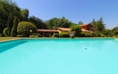 Villa le Balze: L'Eau, Ciel, Plante, Bâtiment, Piscine, Arbre, La Nature, Ombre, Rectangle, Plan D'Eau
