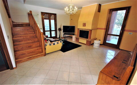 Villa Leo: Pièce, Sol, Propriété, Dur, Parquet, Bâtiment, Sol, Meubles, Design Intérieur, Bois