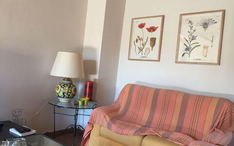 Casa Alla Minuccia Di Villa a Sesta: Pièce, Meubles, Salon, Propriété, Design Intérieur, Jaune, Mur, Rose, Canapé, Table