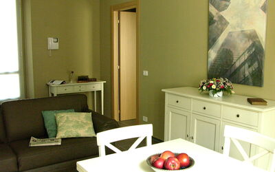 Santa Giulia Bilocale Suites: Pièce, Meubles, Propriété, Design Intérieur, Salon, Mur, Table, Bâtiment, Maison, Sol